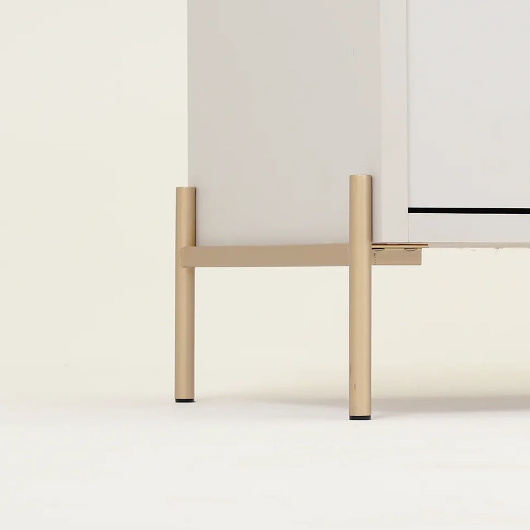 Conjunto 2 Mesas de Cabeceira e Cômoda 3 Gavetas Jasper - Branco c/ Dourado