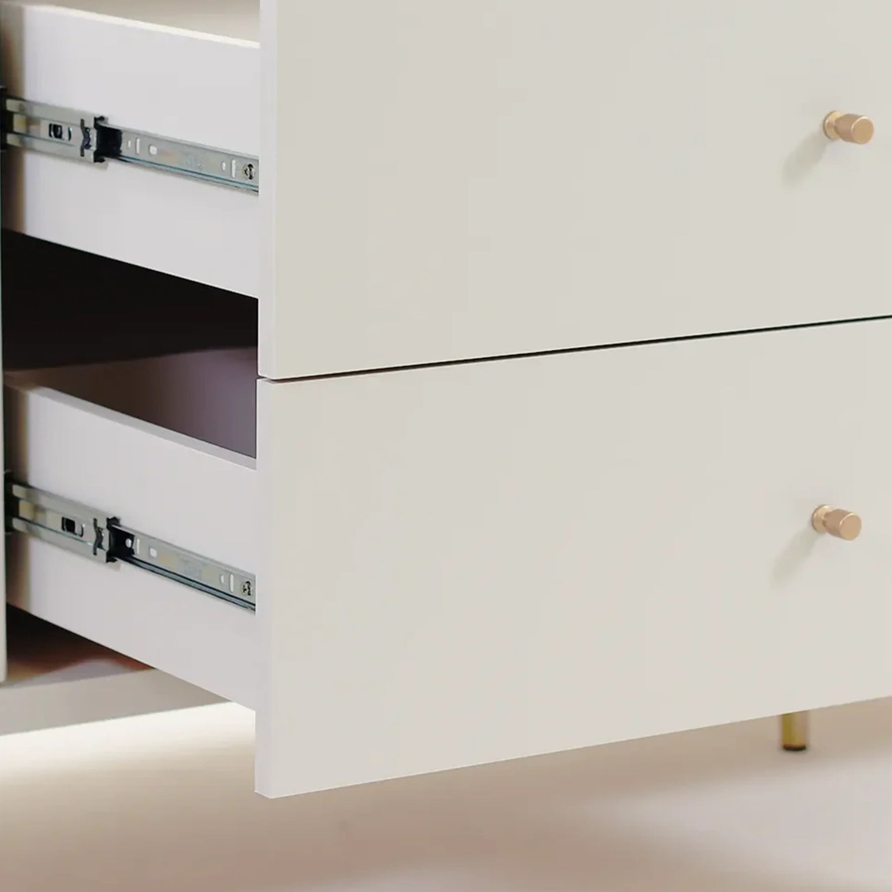 Conjunto 2 Mesas de Cabeceira e Cômoda 3 Gavetas Jasper - Branco c/ Dourado